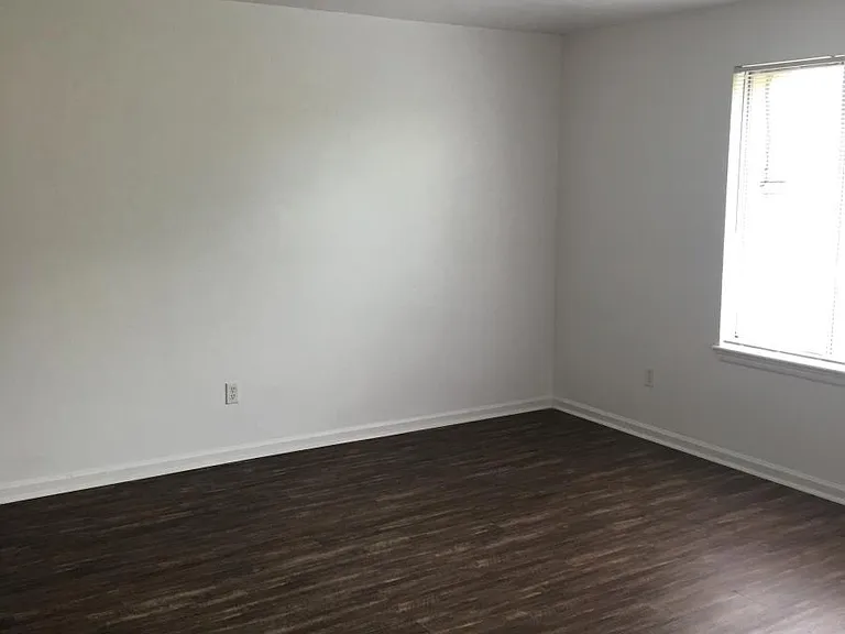 Lakeside Plaza Apartments — Photo 12
