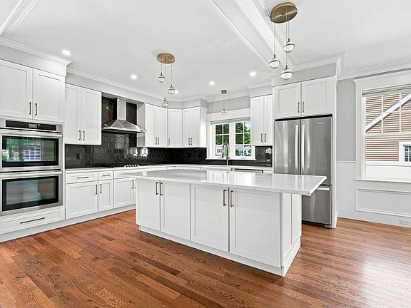 5th image of 698 Trapelo Rd