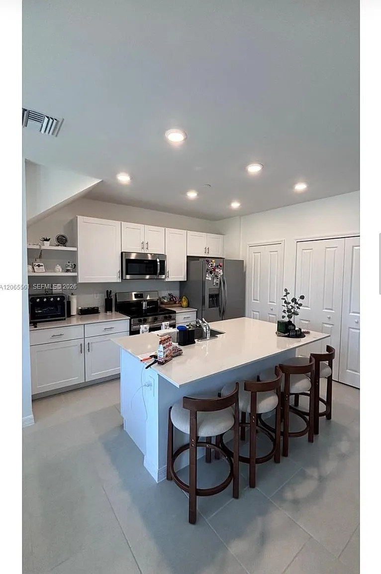 3 bed, 2.5 bath, $1,800 — Photo 2