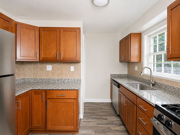 5th image of 2404 Webster St