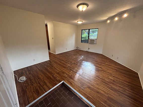 2nd image of 2705 Poelua St #B