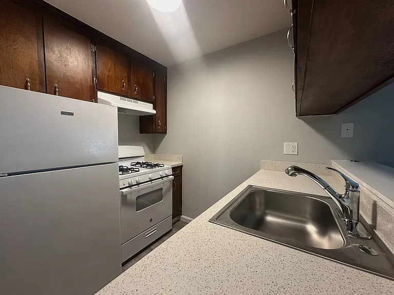 330 W Acacia Street — Photo 28