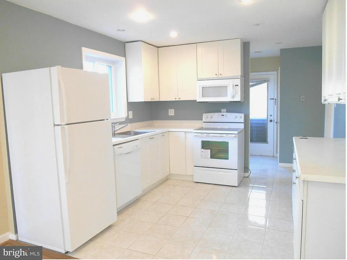 Building Photo - 5809 Greenlawn Dr