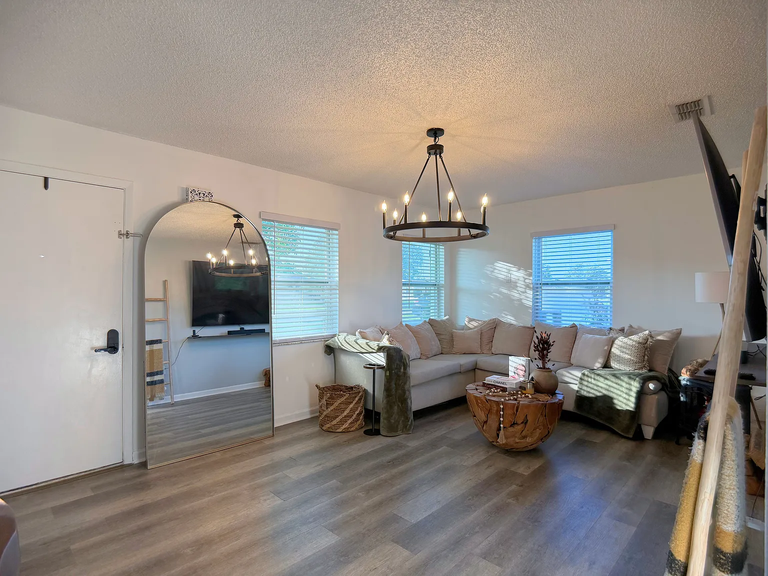 2 bed, 660 sqft, $1,800 — Photo 2