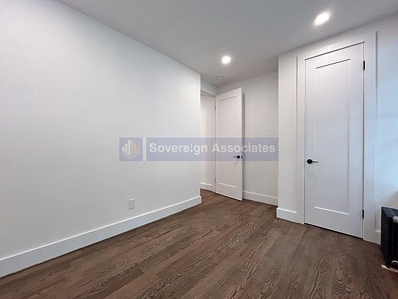 3rd image of 121 La Salle St APT 2
