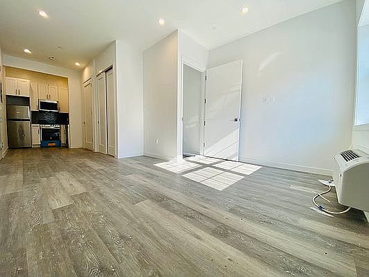 5th image of 1709 Park Pl #1E