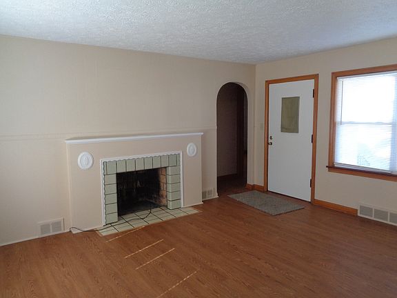 5th image of 706 27th St NE