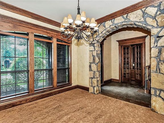 5th image of 806 Country Club Dr