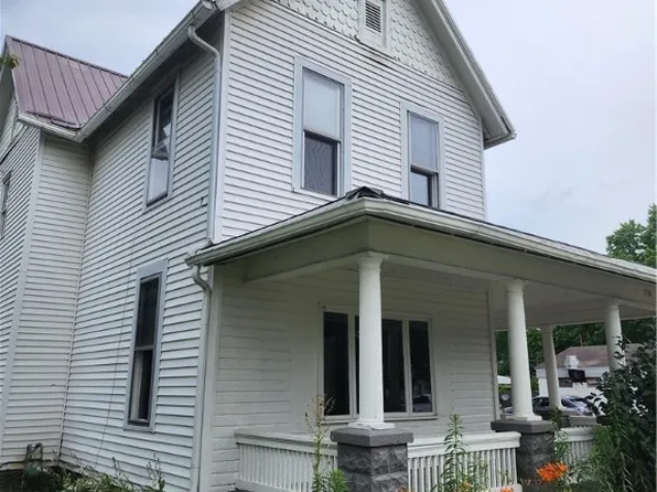 1136 Chestnut St, Coshocton, OH 43812