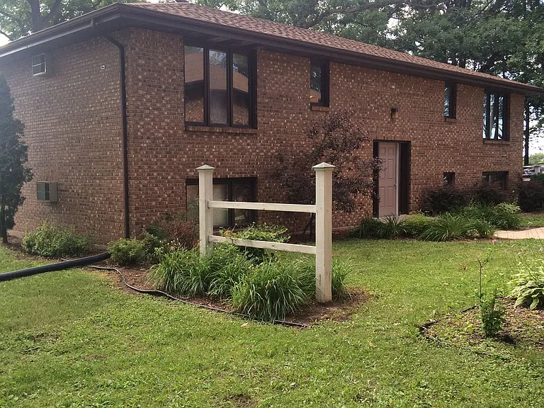 Immaculate Updated 2 Bedroom — Photo 5