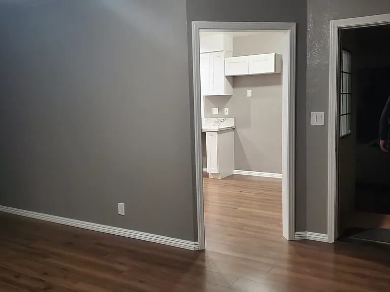 902 N Pass Ave — Photo 8