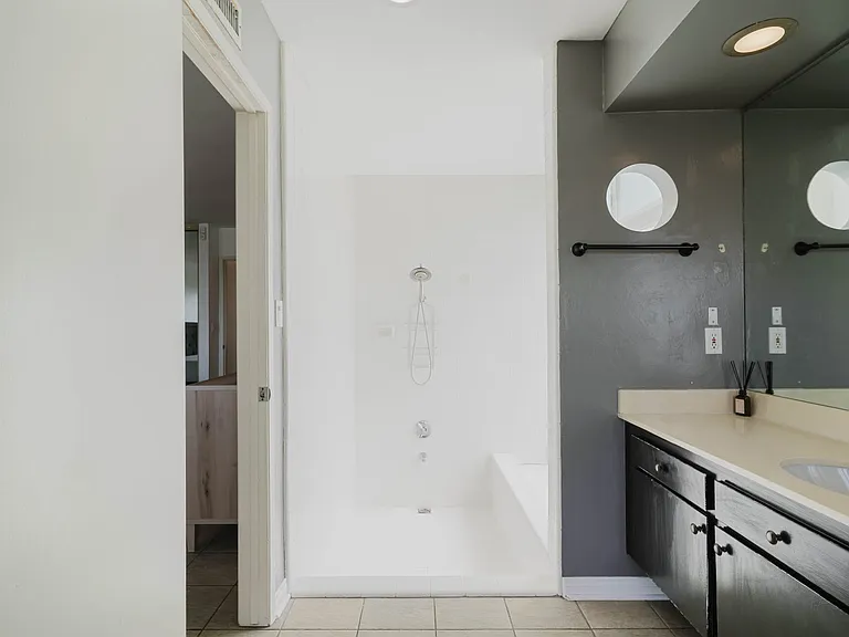 906 Whitehaven Ter — Photo 33
