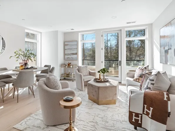 20 Kinmonth Rd #108, Waban, MA 02468