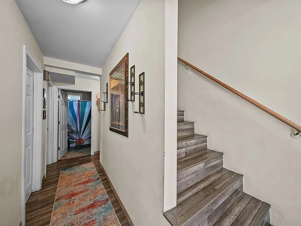 20 Woodford St