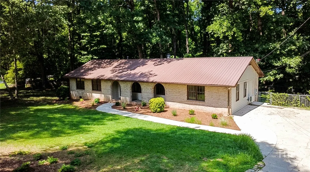 4 bed, 3.0 bath, 1936 sqft, $3,000 — Photo 3