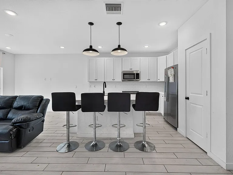 608 NE Waters Edge Ln — Photo 8