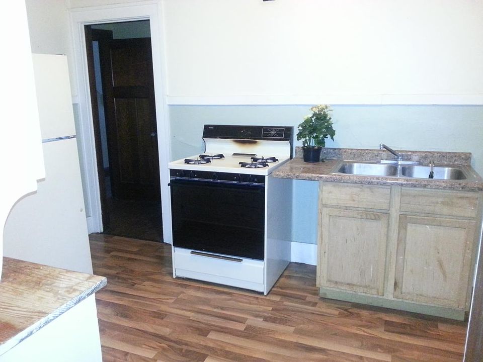 2nd image of 1421 Crosby St