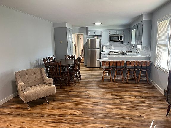 3rd image of 290 Riverview Dr