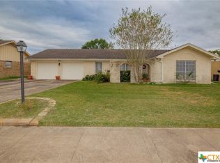 401 Yorkshire Ln, Victoria, TX 77904