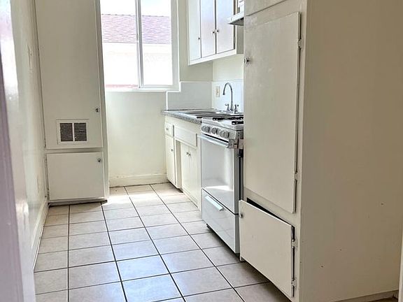 4th image of 11934 Runnymede St #1