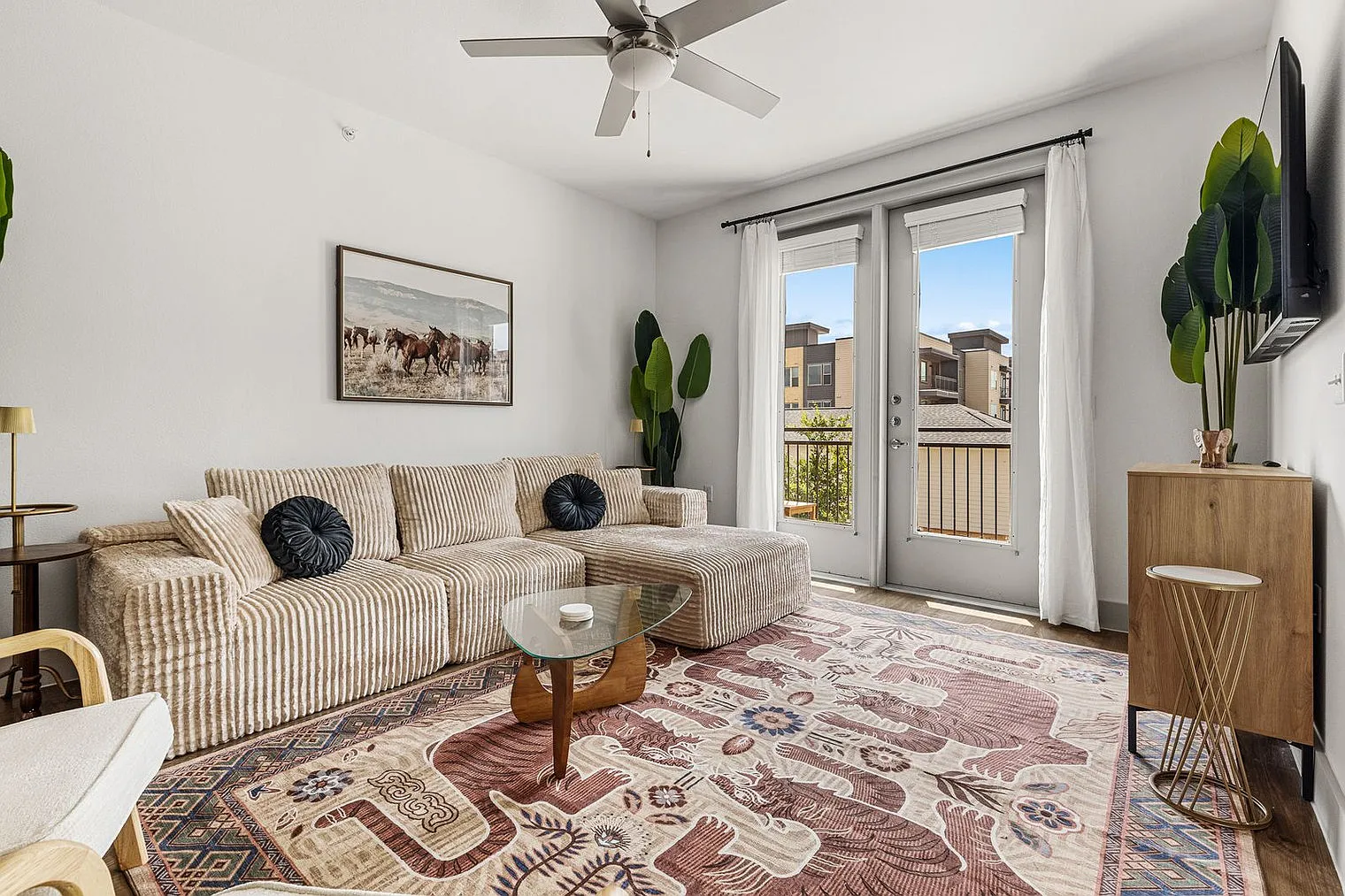 1 bed, 1.0 bath, 893 sqft, $2,970 — Photo 2