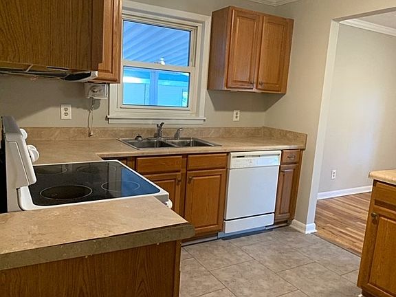 3rd image of 1008 Seymour Dr