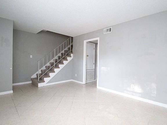 3rd image of 414 Waycross Ave