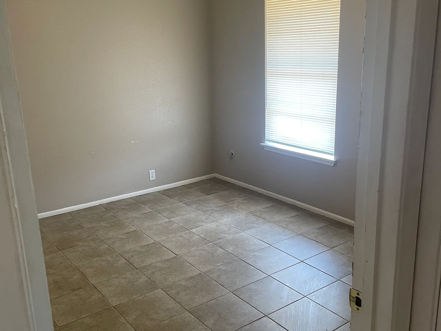 2 bed, 750 sqft, $900 — Photo 3