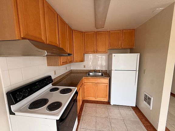3rd image of 3915 Irving St APT 2