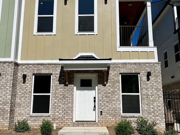 904 N Maple St — Photo 1