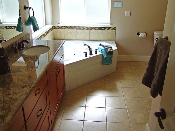 5th image of 203 SW Teal Ct