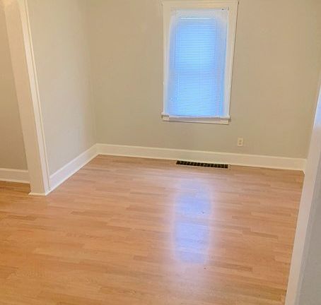 2nd image of 627 Roscoe Ave