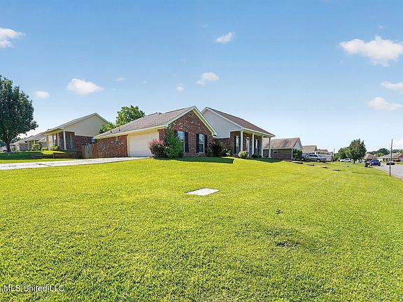 3rd image of 638 Oak Ridge Way