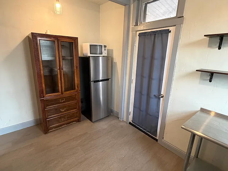 215 E 18th St #12 — Photo 8