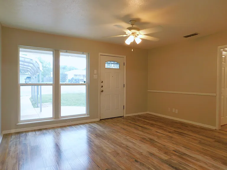 325 W Jones St — Photo 6