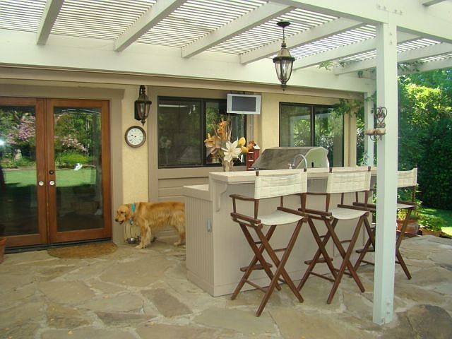 outdoor kitchen w tv
