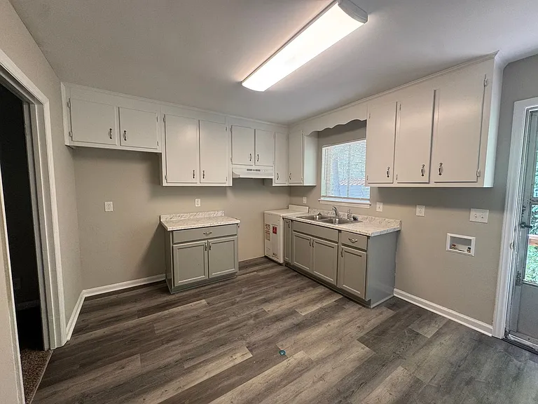 2304 Lincoln St — Photo 2
