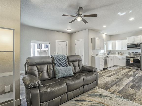 Living room

Reclining couch