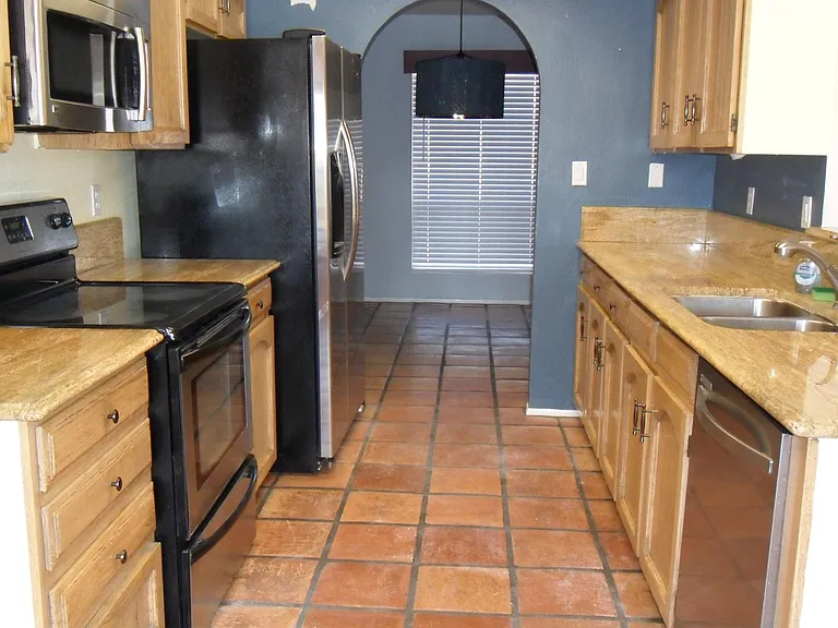 6935 E Hearn Rd — Photo 4