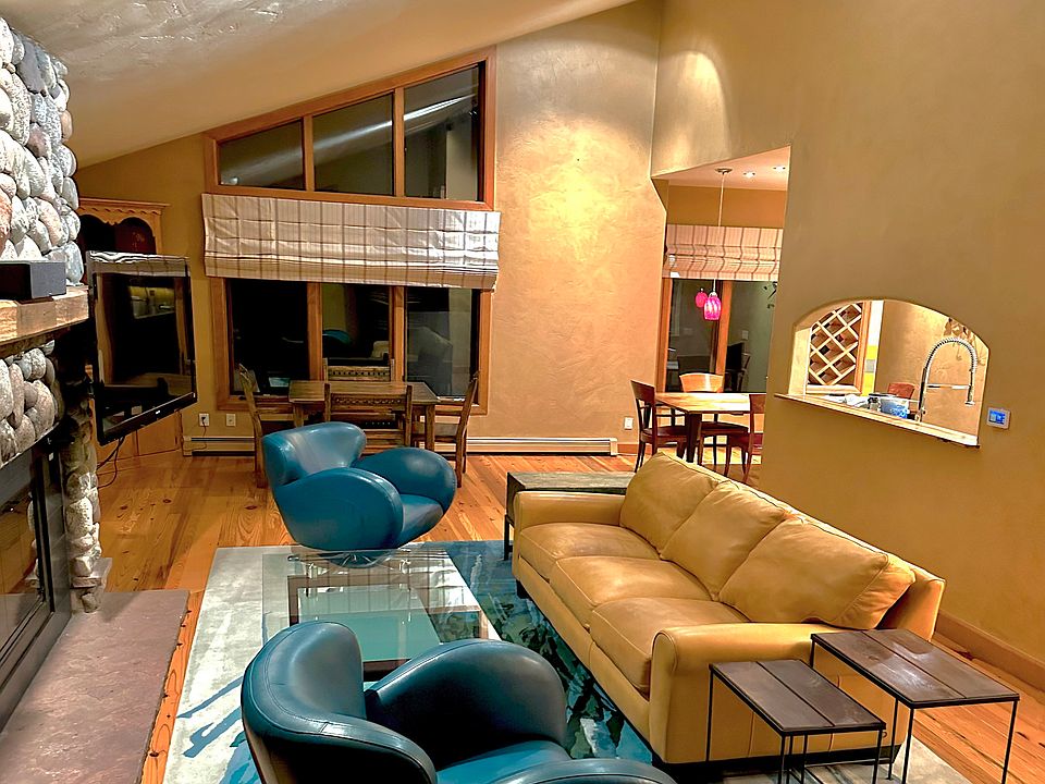 Spacious living room with high vaulted ceilings and gas fireplace