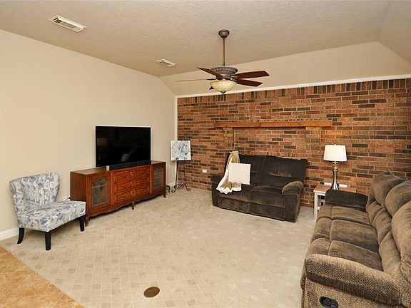 3rd image of 28106 Linda Ln