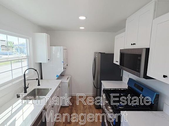 2nd image of 938 W Glenoaks Blvd APT 4