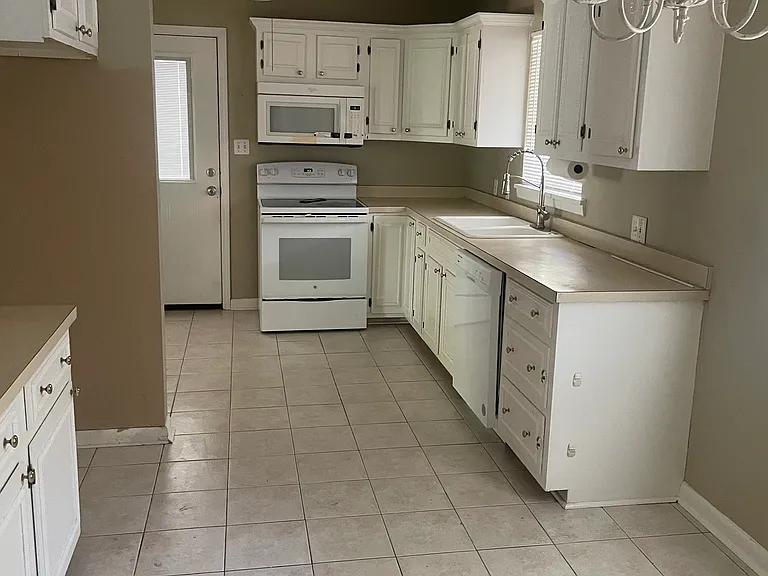 105 Suburban Dr — Photo 11