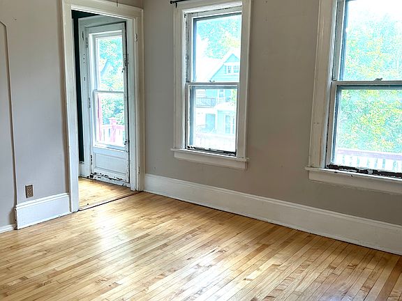 5th image of 3117A N Fratney St