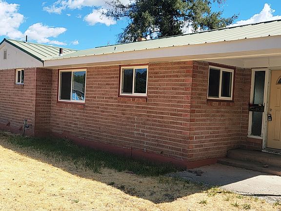 3rd image of 985 NE Crest Dr