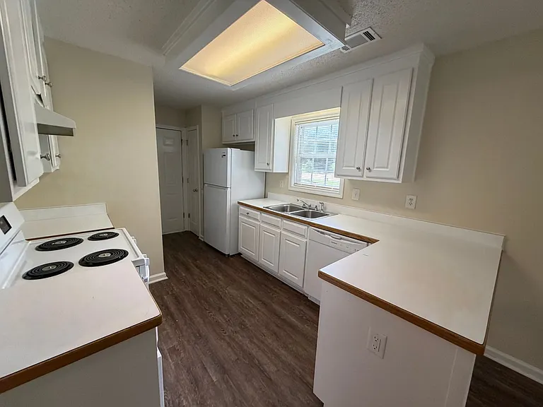 211 Ravenwood Ct — Photo 6