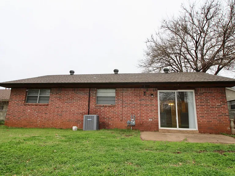 2124 Allenhurst St — Photo 16