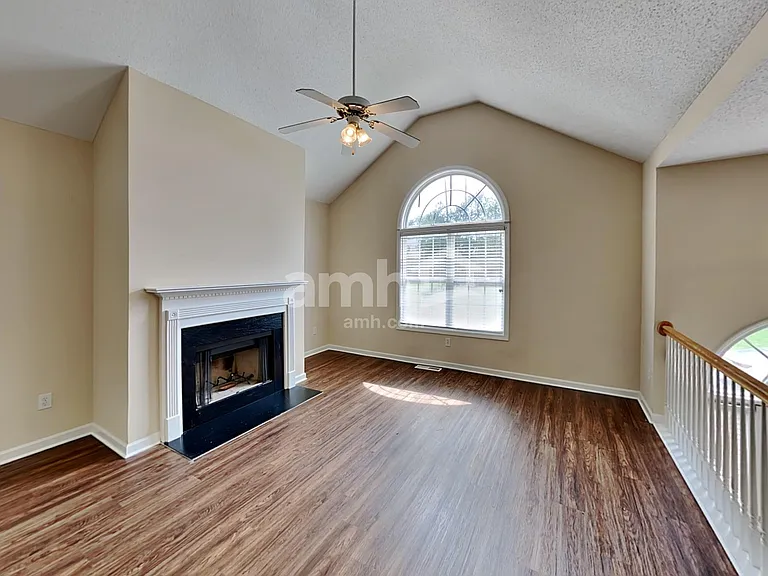 5745 Newnan Cir — Photo 8