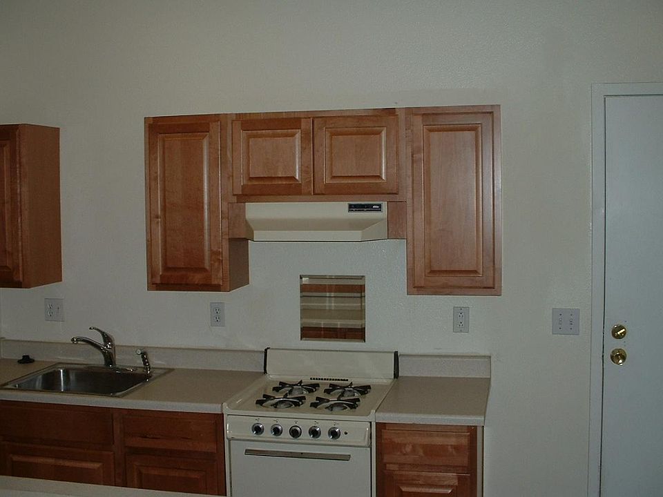 2nd image of 999 C St APT 1