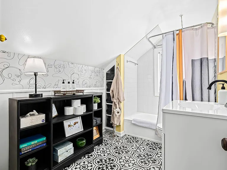 211 Catalpa Dr — Photo 13